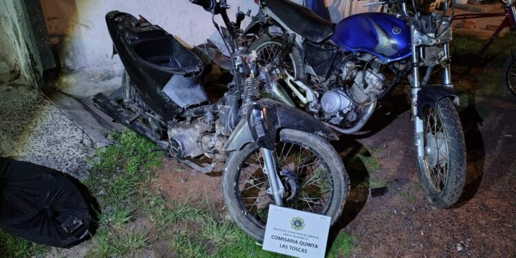Las Toscas: efectivos policiales detuvieron a dos jóvenes por robo y secuestraron elementos de interés.