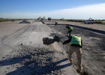 Rosario: Puccini recorrió los trabajos en la pista del aeropuerto y anunció nuevas conexiones aéreas.