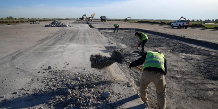 Rosario: Puccini recorrió los trabajos en la pista del aeropuerto y anunció nuevas conexiones aéreas.