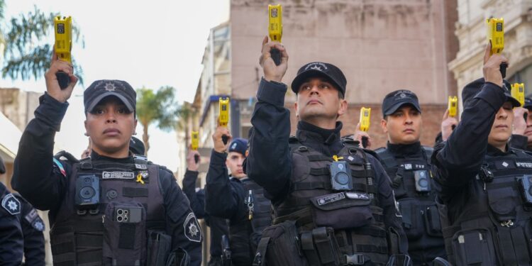 Scaglia en la entrega de Taser a la Policía: “Santa Fe tiene el modelo de seguridad que va a mirar la Argentina.