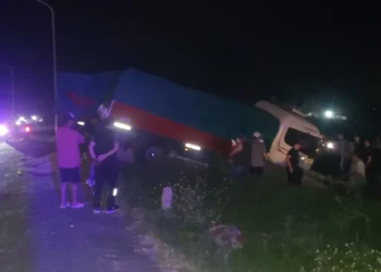 Calchaquí: un camión cargado con soja volcó en Ruta Nacional 11