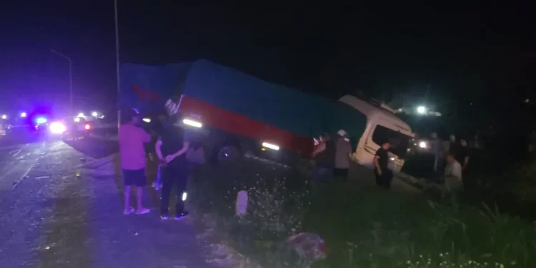 Calchaquí: un camión cargado con soja volcó en Ruta Nacional 11