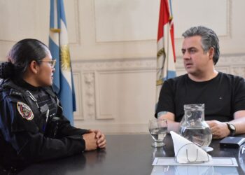 El ministro Cococcioni recibió a la suboficial que realizó el primer uso operativo de una Taser en Santa Fe.