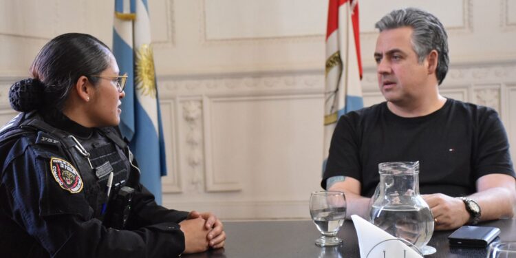 El ministro Cococcioni recibió a la suboficial que realizó el primer uso operativo de una Taser en Santa Fe.