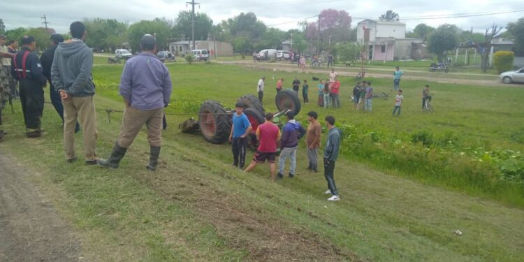  El Rabón: vuelco de tractor en Ruta Nacional N° 11, el conductor resultó ileso.