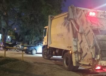 Accidente de tránsito en Las Toscas: choque entre un Ford y un camión recolector de basura.