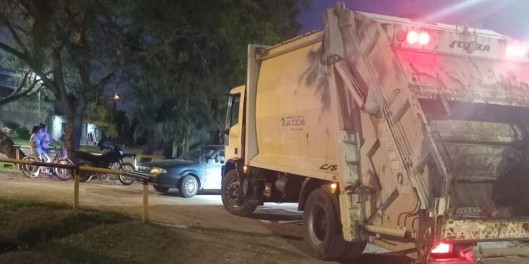 Accidente de tránsito en Las Toscas: choque entre un Ford y un camión recolector de basura.