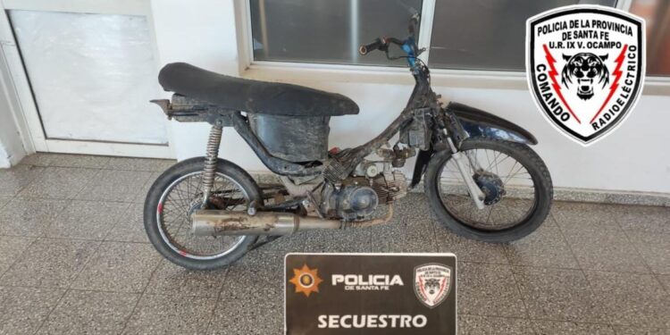 VILLA OCAMPO: DETIENEN A DOS JÓVENES CON UNA MOTOCICLETA ROBADA.