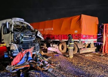 VIOLENTO CHOQUE ENTRE DOS CAMIONES EN RUTA NACIONAL 11: DOS CONDUCTORES HERIDOS.