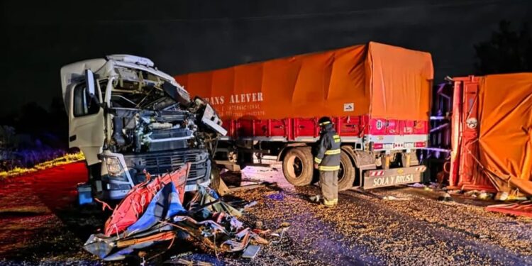 VIOLENTO CHOQUE ENTRE DOS CAMIONES EN RUTA NACIONAL 11: DOS CONDUCTORES HERIDOS.