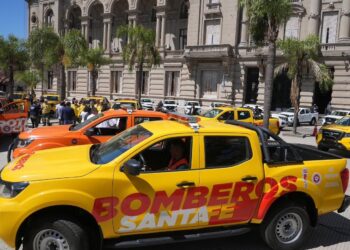 Scaglia encabezó la entrega de camionetas y equipamiento para combatir incendios y proteger la biodiversidad.