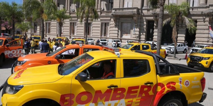 Scaglia encabezó la entrega de camionetas y equipamiento para combatir incendios y proteger la biodiversidad.