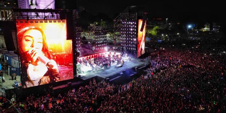 Tricentenario de Rosario: 250 mil personas vivieron el histórico show de Nicki Nicole y Baglietto al pie del Monumento a la Bandera.