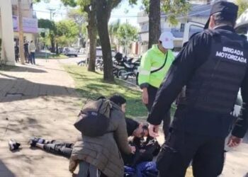 RECONQUISTA: UN HOMBRE SUFRIÓ UNA DESCARGA ELÉCTRICA AL TOCAR UN POSTE EN PLENA VÍA PÚBLICA.