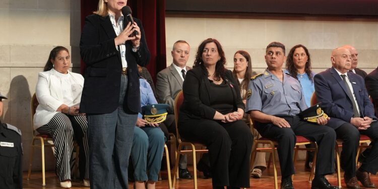 Scaglia encabezó la entrega certificados a 220 policías graduados en las Tecnicaturas de Análisis del Delito e Investigación Criminal.