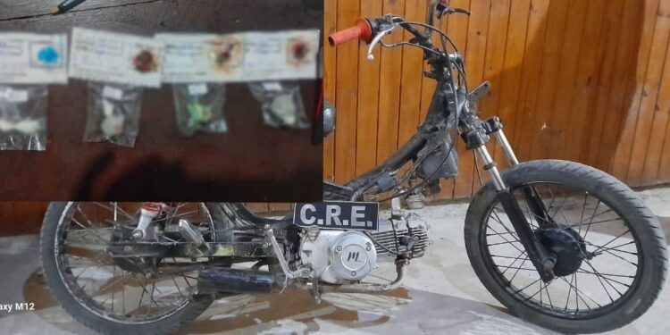 VILLA ANA: SECUESTRO DE DROGAS Y MOTOCICLETA SIN DOCUMENTACIÓN.