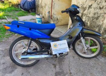 Detienen a un joven en Villa Ocampo con una motocicleta robada.