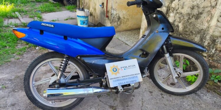 Detienen a un joven en Villa Ocampo con una motocicleta robada.
