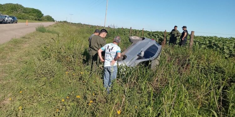 Florencia: una mujer resultó lesionada tras volcar su automóvil en Ruta N° 11.