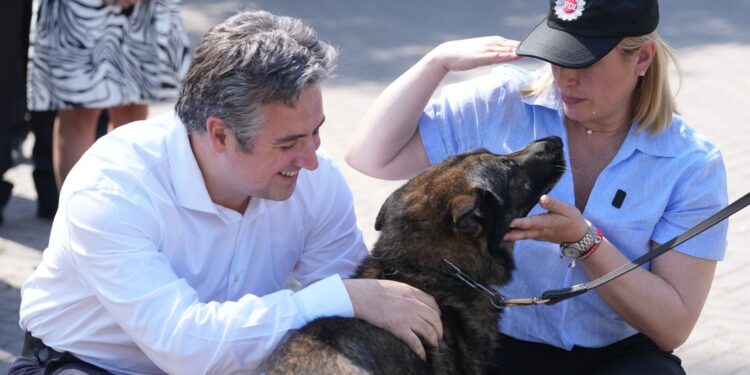Canes policiales: Scaglia participó del retiro de un perro y la incorporación al servicio de otros dos.