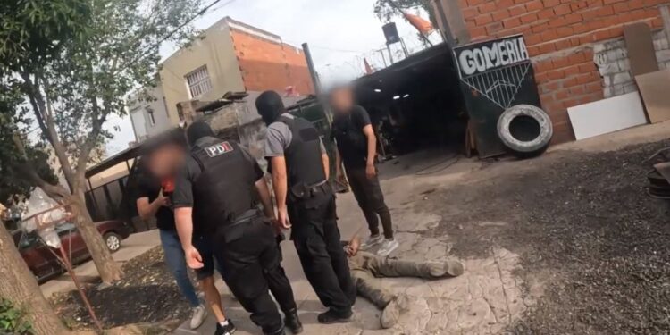 Rosario: impactante allanamiento con drone termina con dos detenidos por venta de drogas en Zona Cero.