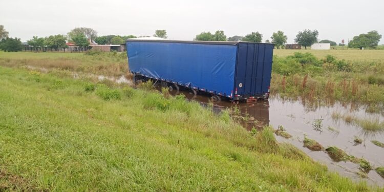 DESPISTE EN RUTA NACIONAL N° 11 TRAS UN ROCE ENTRE UN COLECTIVO Y UN CAMIÓN.