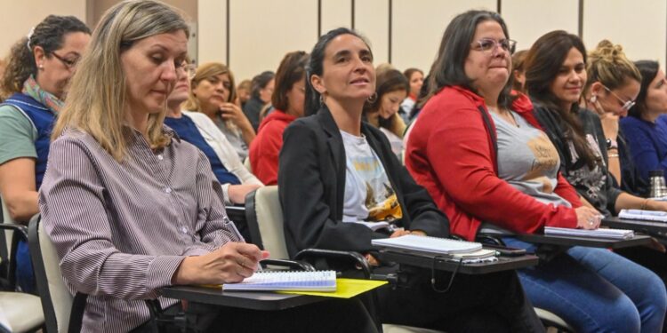 Plan Raíz: más de 7 mil docentes y directivos participaron de las instancias de formación y capacitación en alfabetización.
