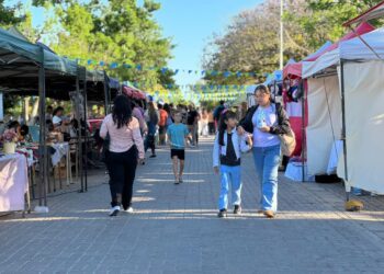 LA FERIA OCAMPENSE DEL DÍA DE LA MADRE REUNIÓ A MÁS DE 70 EMPRENDEDORES Y ARTESANOS.