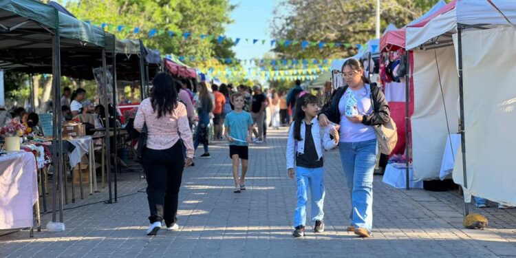 LA FERIA OCAMPENSE DEL DÍA DE LA MADRE REUNIÓ A MÁS DE 70 EMPRENDEDORES Y ARTESANOS.