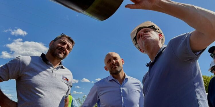 Gasoductos para el Desarrollo: llegaron los primeros 30 km de caños a Berabevú y el martes desembarcan en Fuentes.