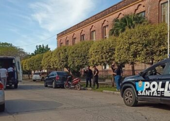 Motociclista lesionada tras chocar contra un auto estacionado en Villa Ocampo.