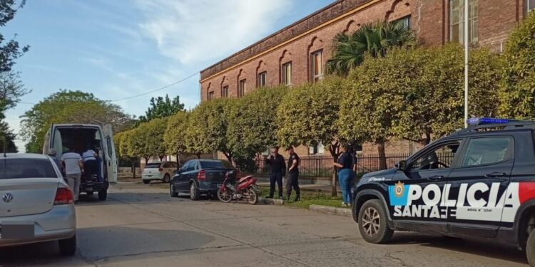 Motociclista lesionada tras chocar contra un auto estacionado en Villa Ocampo.