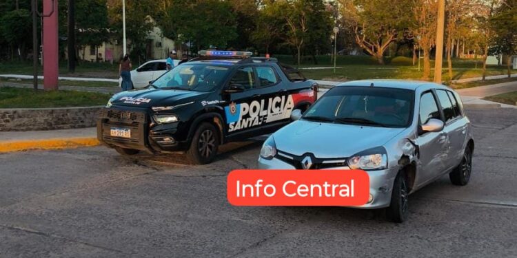  Colisión entre dos automóviles en el centro de Villa Ocampo.