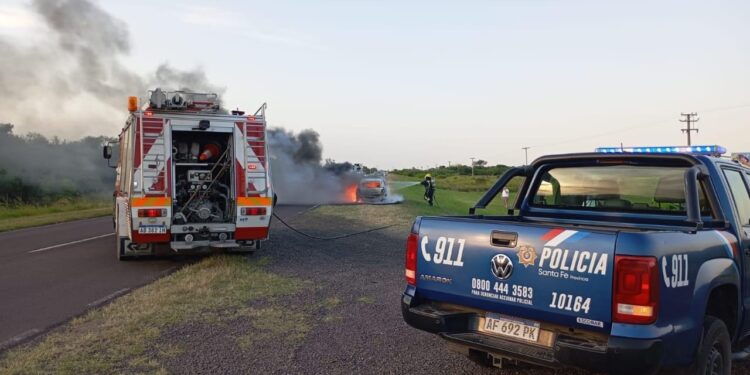 GUADALUPE NORTE  Incendio de vehículo sobre Ruta Nacional N° 11.