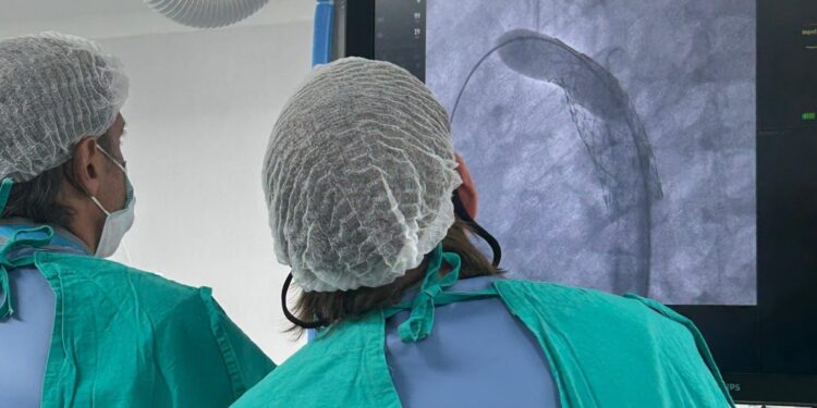 Cardiopatías congénitas: el Hospital Alassia concretó con éxito las dos primeras intervenciones con el nuevo angiógrafo.