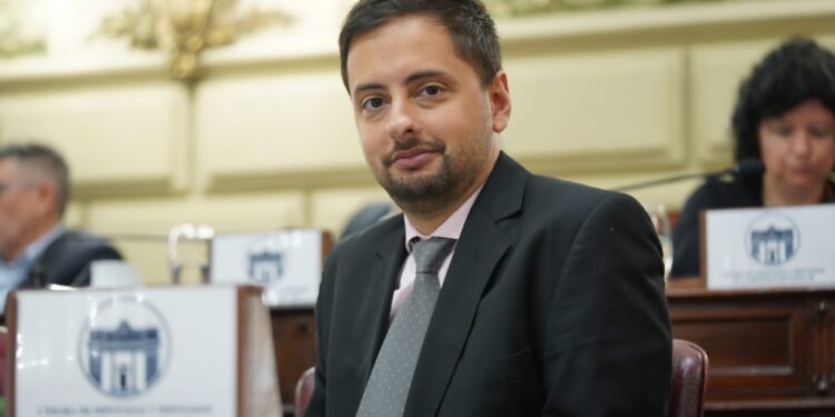 El Diputado Peralta exige a IAPOS regularizar los pagos atrasados a Acompañantes Terapéuticos y reintegros a afiliados