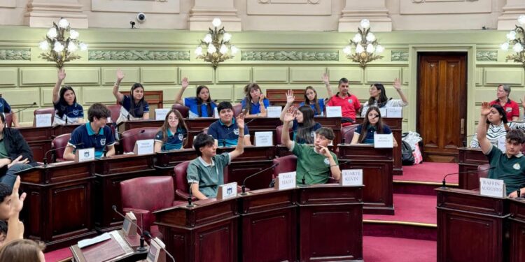 Escuelas del norte participaron de “Diputados por un día” en Santa Fe.