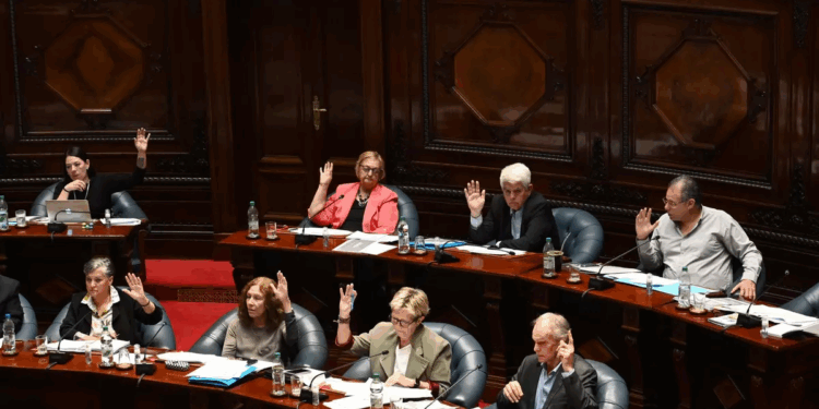 Uruguay legalizó la eutanasia tras la aprobación del proyecto de ley de Muerte Digna en el Senado. ¿Vos que opinas?