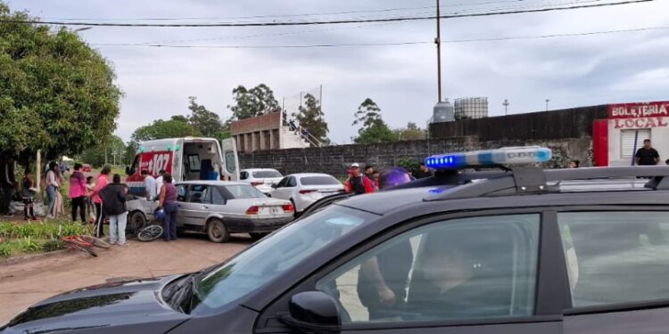 VILLA OCAMPO: COLISIÓN ENTRE UN AUTOMÓVIL Y UNA BICICLETA EN BV. SARMIENTO.