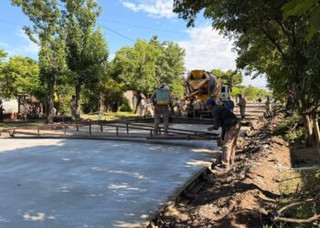 Se pavimenta la última cuadra del Plan Brigadier sobre calle Moreno.