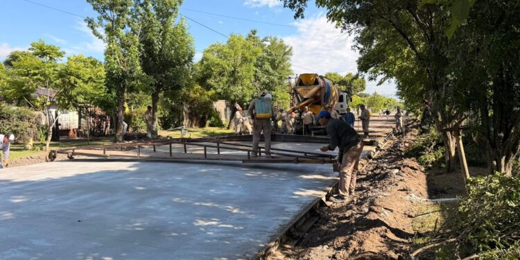 Se pavimenta la última cuadra del Plan Brigadier sobre calle Moreno.