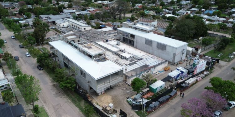 La ampliación y refacción del Hospital de Villa Ocampo ya está lista en un 70 %.