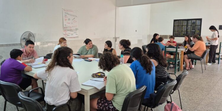 Programa Quedate: más de 2 mil estudiantes de nivel secundario participan de las tutorías presenciales.