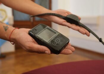 Pullaro presentó las tobilleras duales para prevenir hechos de violencia de género: “Al agresor lo vamos a controlar permanentemente”.