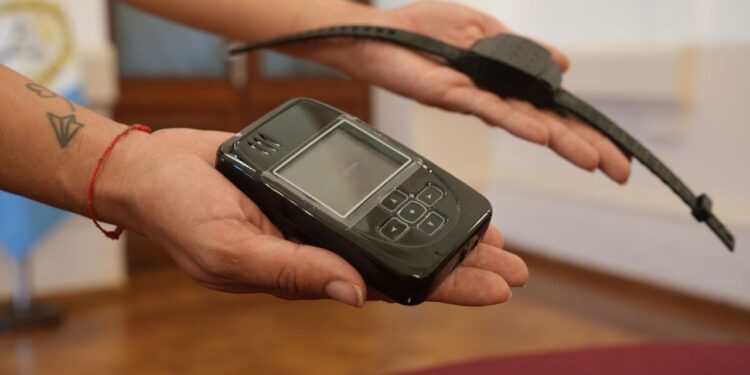 Pullaro presentó las tobilleras duales para prevenir hechos de violencia de género: “Al agresor lo vamos a controlar permanentemente”.