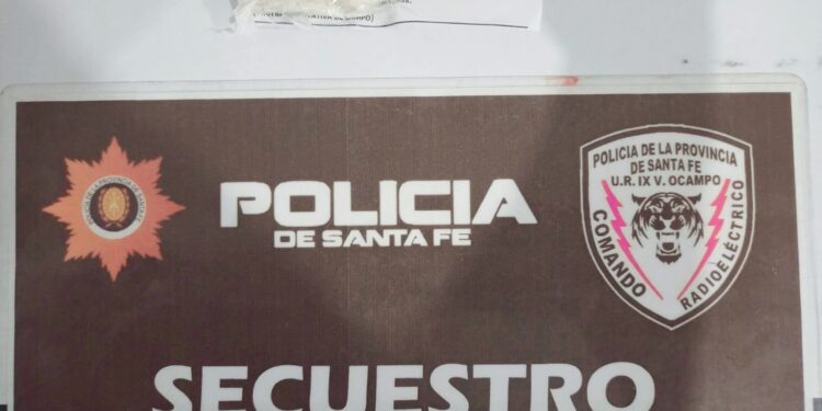 VILLA OCAMPO: APREHENSIÓN POR AMENAZAS Y TENENCIA DE ESTUPEFACIENTES.