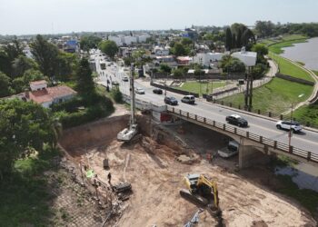 Nuevo Puente Carretero: mientras aguarda la llegada de las primeras vigas, el Gobierno Provincial ya construyó más de la mitad de las pilas.