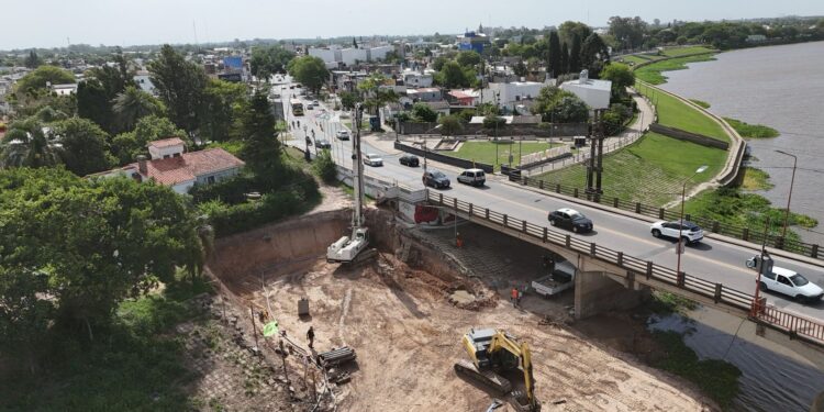 Nuevo Puente Carretero: mientras aguarda la llegada de las primeras vigas, el Gobierno Provincial ya construyó más de la mitad de las pilas.