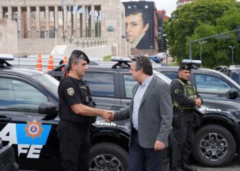 Pullaro entregó más camionetas 0 km a la Policía: “El método que llevamos adelante en Santa Fe trajo una drástica caída de la violencia y el delito”.