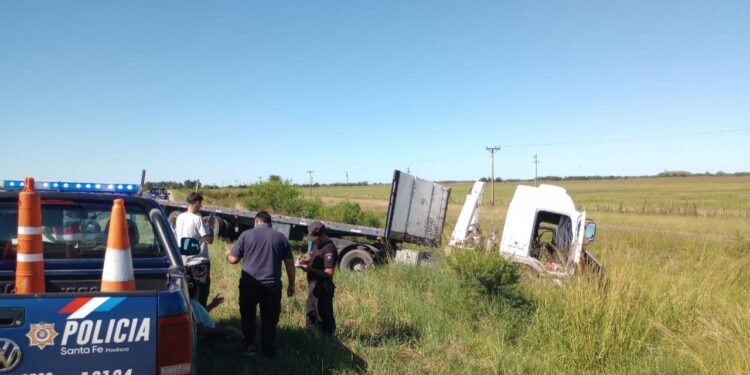 LAS GARZAS: Colisión entre camión y camioneta en Ruta Nacional Nº 11 dejó dos conductores hospitalizados.
